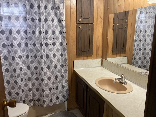 2123 French St, Friendship, WI 53934 - full bathroom featuring toilet, curtained shower, and vanity