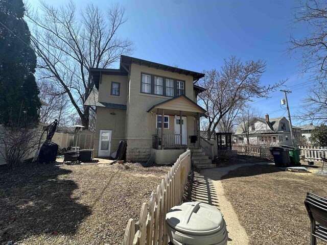 view of front of home with stucco siding and a fenced front yard