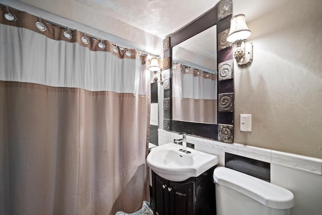1941 S 124th St, New Berlin, WI 53151 - bathroom with toilet, a shower with shower curtain, vanity, and a textured wall