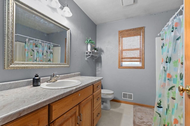 bathroom with vanity, visible vents, toilet, a shower with shower curtain, and baseboards