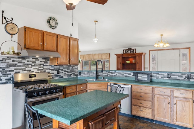 kitchen with tasteful backsplash, an inviting chandelier, a sink, under cabinet range hood, and stainless steel appliances