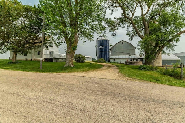N1616 Haddinger Rd, Monroe, WI 53566 - view of front facade featuring a barn, a front yard, and an outdoor structure