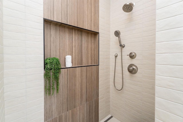 full bathroom featuring a tile shower