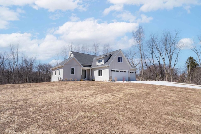 view of front of property featuring concrete driveway