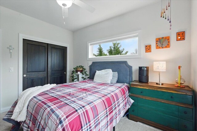carpeted bedroom featuring baseboards, a ceiling fan, and a closet