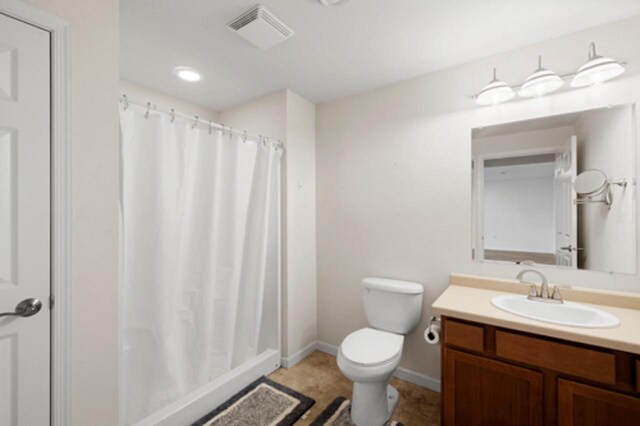 full bathroom featuring toilet, curtained shower, vanity, and visible vents