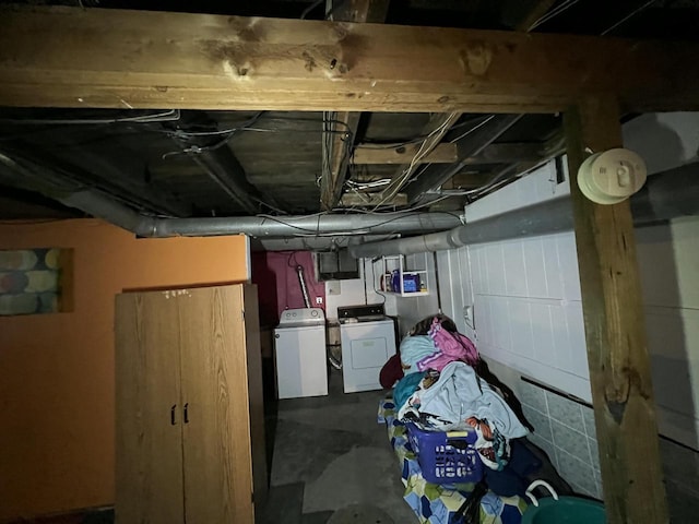 unfinished below grade area featuring washer and clothes dryer