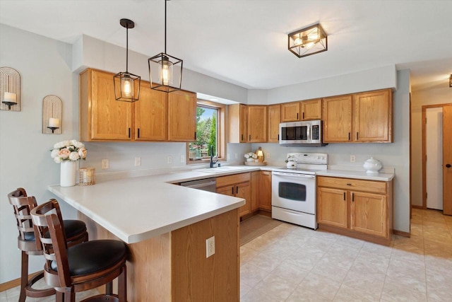 178 Weybridge Dr, Sun Prairie, WI 53590 - kitchen featuring stainless steel appliances, a sink, light countertops, and a breakfast bar area