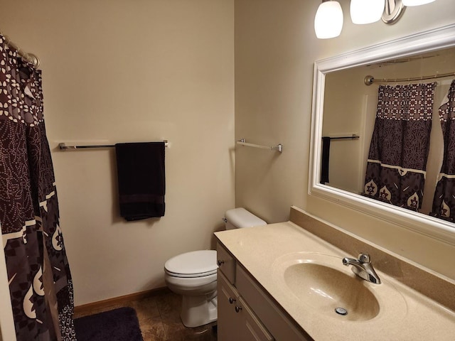 full bathroom featuring toilet, tile patterned floors, vanity, and a shower with curtain