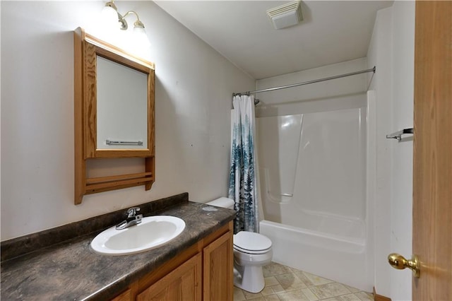 bathroom featuring shower / tub combo with curtain, vanity, visible vents, and toilet