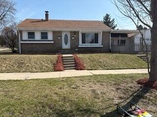 5101 W Cleveland Ave, Milwaukee, WI 53219 - ranch-style house featuring a chimney and a front yard