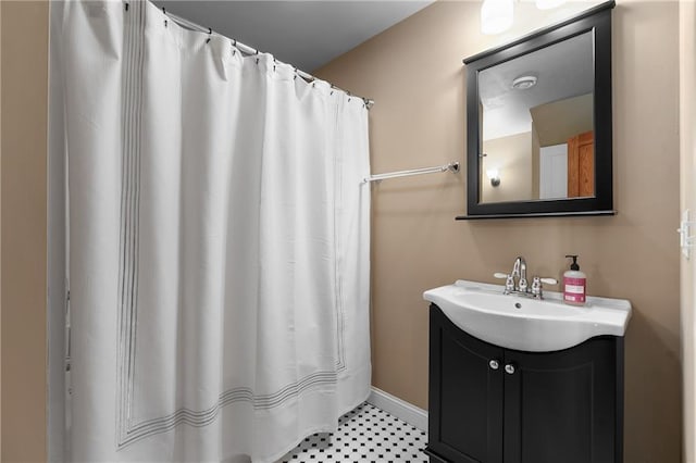 3943 Mill Run Rd, Eau Claire, WI 54703 - full bath with vanity and a shower with curtain