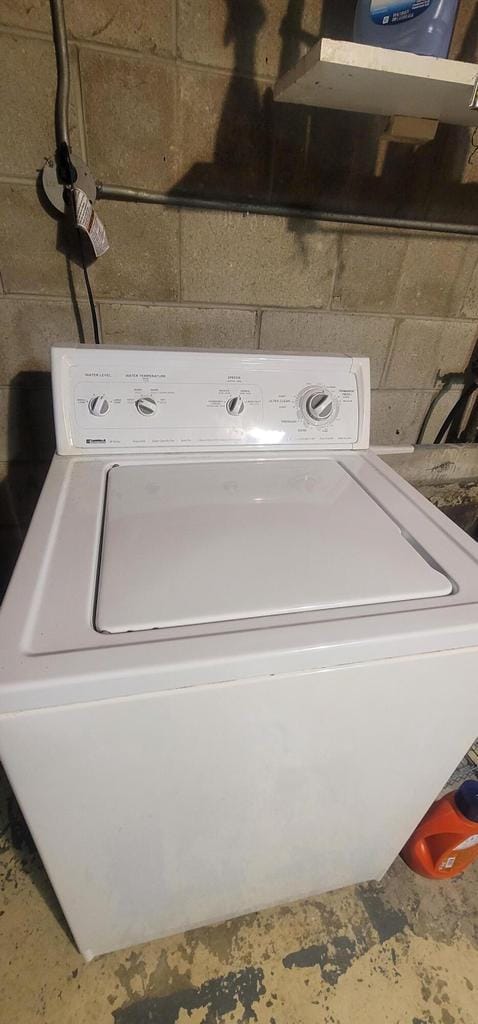 4141 W Cherrywood Ln, Brown Deer, WI 53209 - laundry area with washer / clothes dryer, concrete block wall, and laundry area