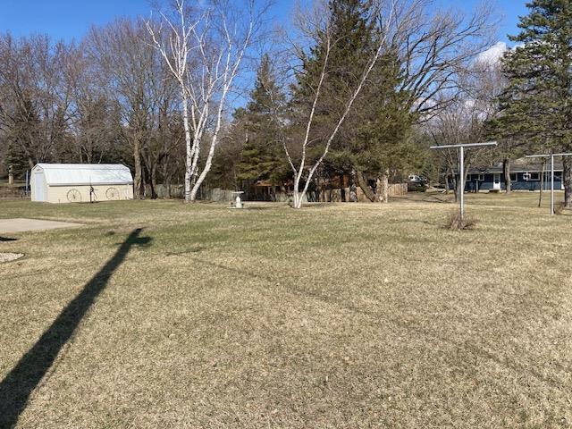 view of yard with an outdoor structure