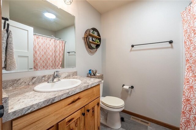 306 Dunn St, Colfax, WI 54730 - full bath featuring visible vents, baseboards, a shower with curtain, toilet, and vanity