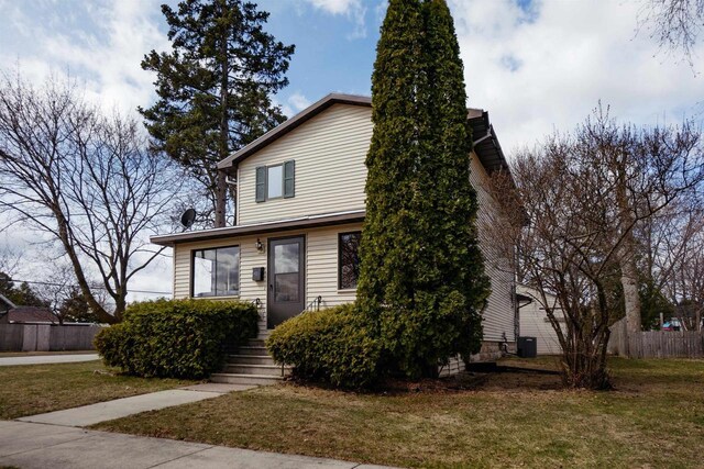 1001 Wisconsin Ave, North Fond Du Lac, WI 54937 - view of front of property featuring fence, a front yard, and central AC unit