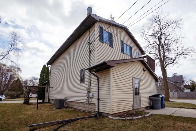 1001 Wisconsin Ave, North Fond Du Lac, WI 54937 - view of side of home featuring central AC unit and a lawn