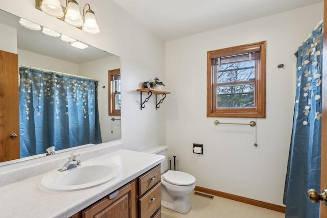 full bath featuring visible vents, a shower with shower curtain, baseboards, toilet, and vanity