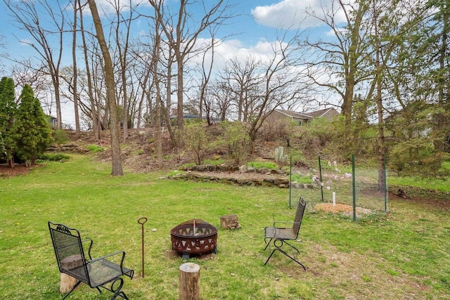 view of yard featuring an outdoor fire pit