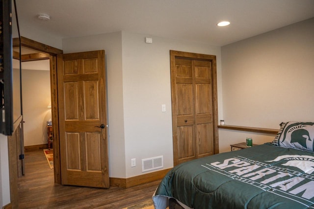 W5677 N Stone Gate Dr, New Lisbon, WI 53950 - bedroom with visible vents, baseboards, a closet, dark wood-style floors, and recessed lighting