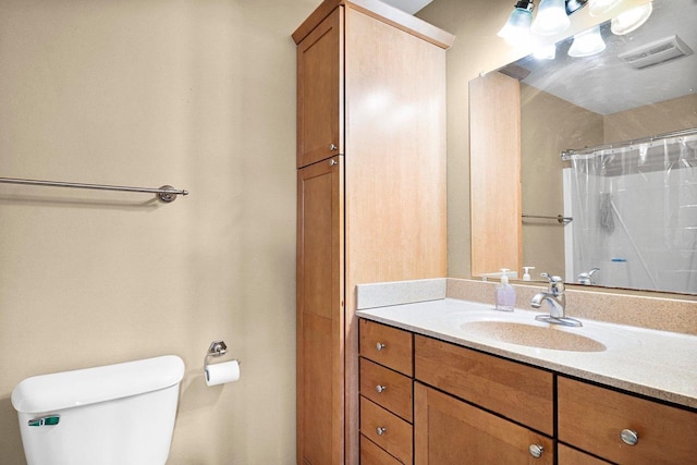 full bathroom with visible vents, curtained shower, toilet, and vanity