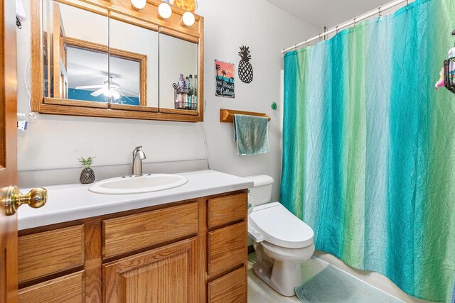 101 Brookview Pl, Combined Locks, WI 54113 - bathroom featuring vanity, a shower with shower curtain, and a ceiling fan
