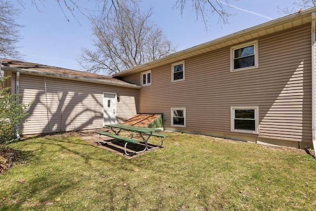 back of house featuring a lawn