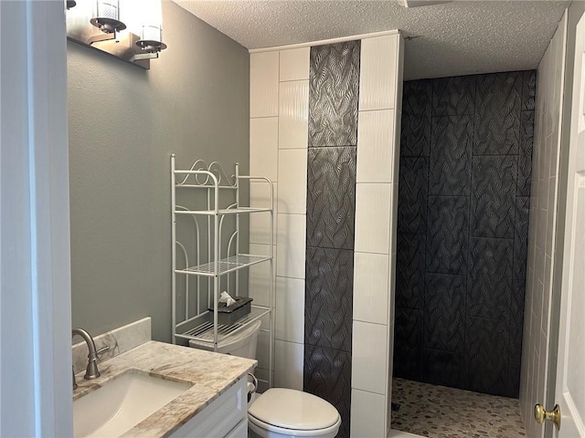 948 Wissota Green Pkwy, Chippewa Falls, WI 54729 - bathroom with a tile shower, a textured ceiling, toilet, and vanity