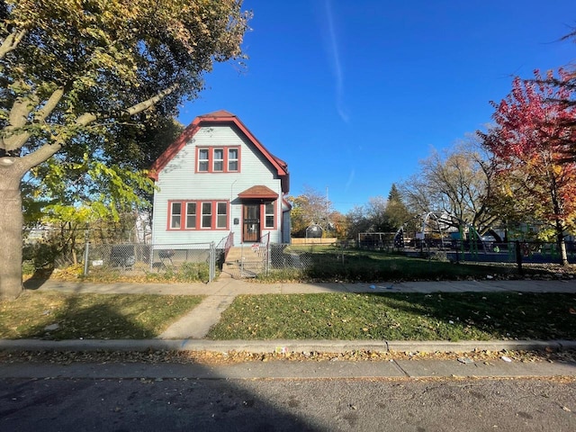 view of front of home featuring a gambrel roof and a fenced front yard