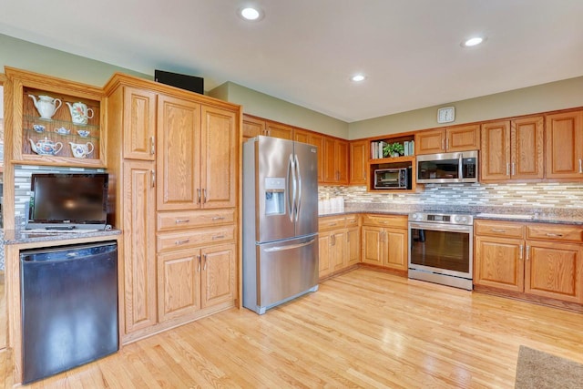 kitchen with recessed lighting, light wood-style floors, tasteful backsplash, and appliances with stainless steel finishes