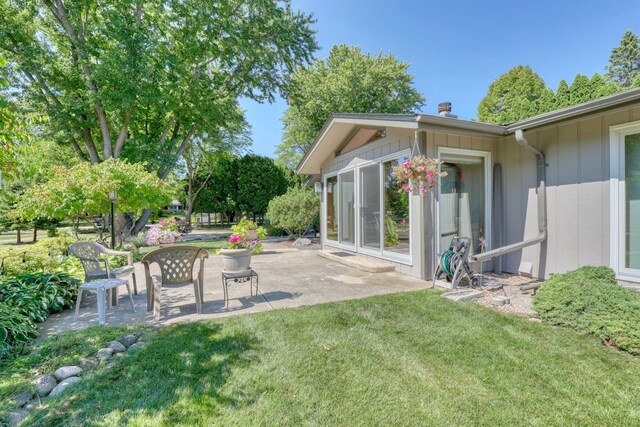 view of yard featuring a patio