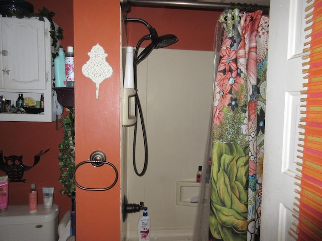 full bathroom featuring toilet