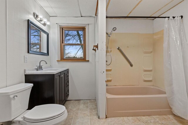 771 Seneca Rd, Wisconsin Rapids, WI 54495 - full bath featuring toilet, vanity, tile patterned floors, and shower / bath combo with shower curtain