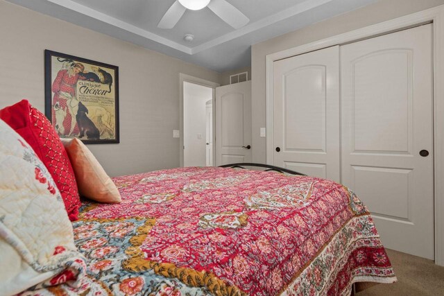 4923 W Woods Creek Ln, Appleton, WI 54913 - carpeted bedroom featuring ceiling fan, visible vents, and a closet