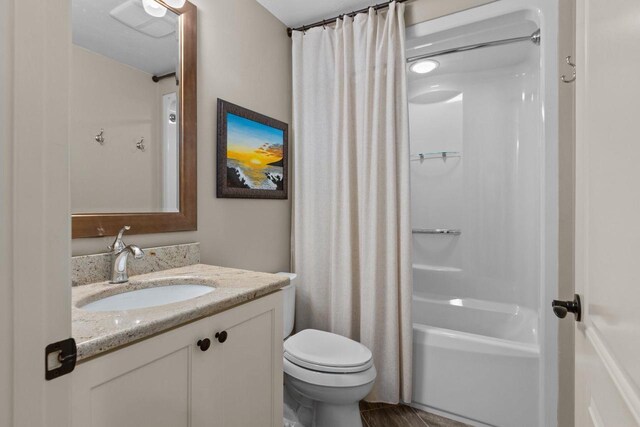 4923 W Woods Creek Ln, Appleton, WI 54913 - bathroom featuring toilet, shower / bath combination with curtain, and vanity