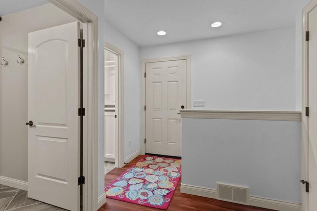 4923 W Woods Creek Ln, Appleton, WI 54913 - interior space with visible vents, recessed lighting, baseboards, and wood finished floors