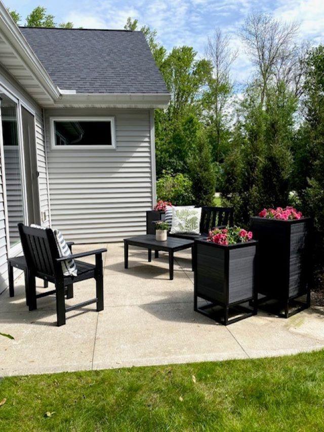 4923 W Woods Creek Ln, Appleton, WI 54913 - view of patio with an outdoor hangout area