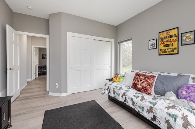 living area featuring light wood-type flooring and baseboards