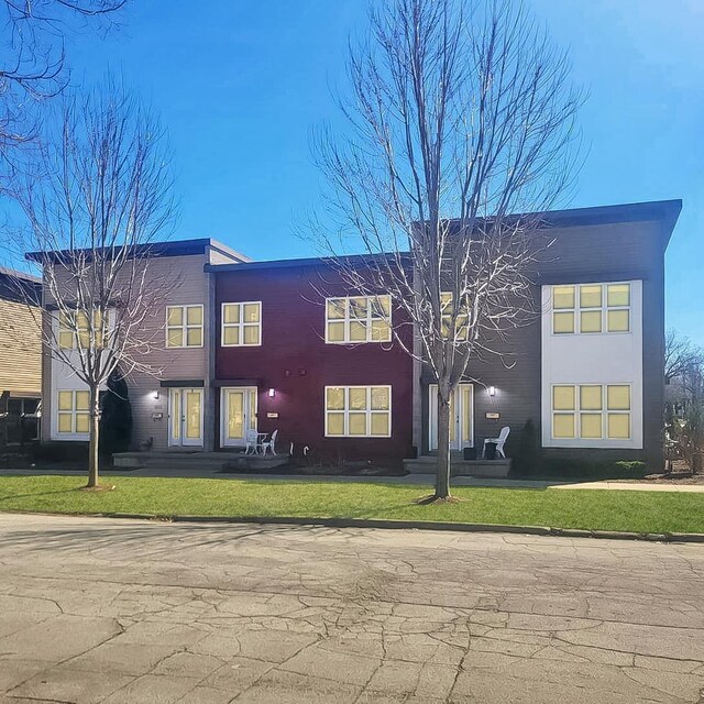 302 N Van Buren St, Green Bay, WI 54301 - back of property featuring a lawn