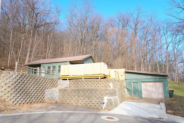 view of front of property with concrete driveway