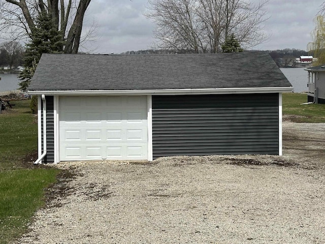 detached garage featuring gravel driveway