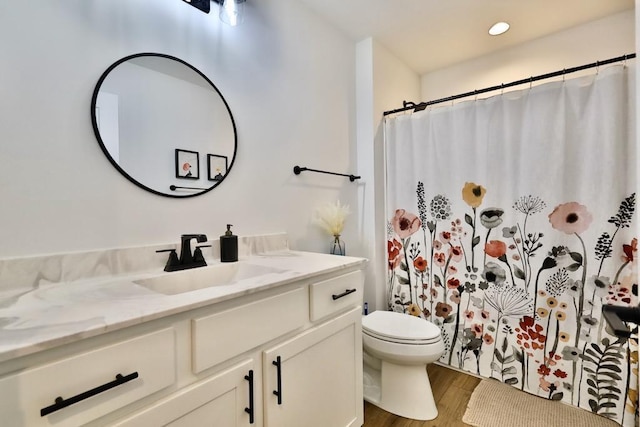 full bath with wood finished floors, vanity, a shower with curtain, toilet, and recessed lighting