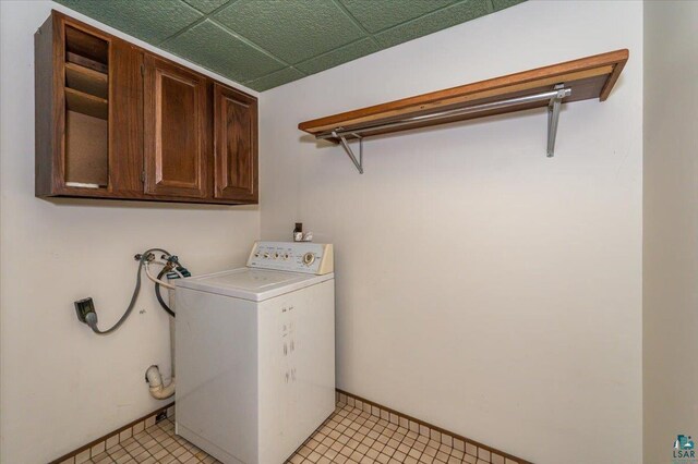 2608 Logan Ave, Superior, WI 54880 - laundry area featuring baseboards, washer / clothes dryer, and cabinet space