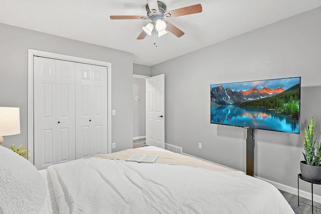 W9517 Parkway Dr, Poynette, WI 53955 - bedroom with baseboards, wood finished floors, ceiling fan, and a closet