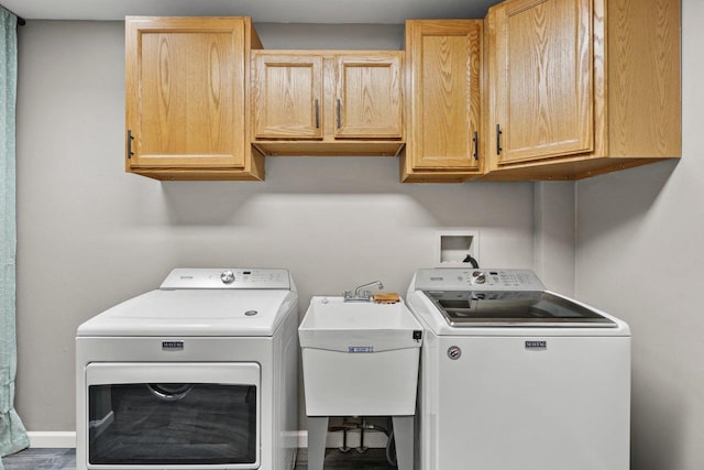 W9517 Parkway Dr, Poynette, WI 53955 - clothes washing area with a sink, washing machine and dryer, cabinet space, and baseboards