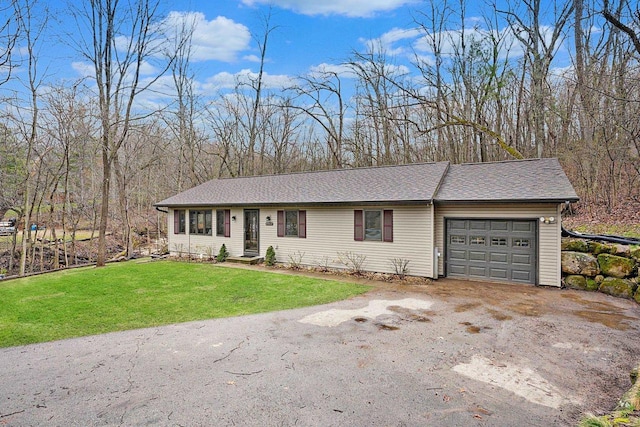 W9517 Parkway Dr, Poynette, WI 53955 - ranch-style home featuring aphalt driveway, a front lawn, and a garage