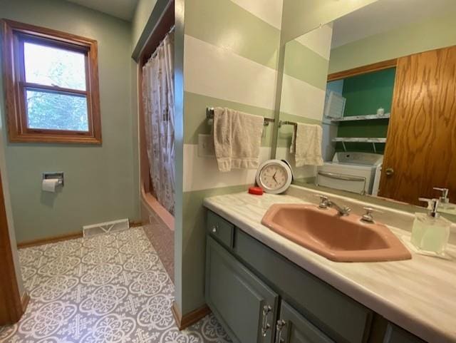 full bathroom featuring visible vents, baseboards, curtained shower, and vanity