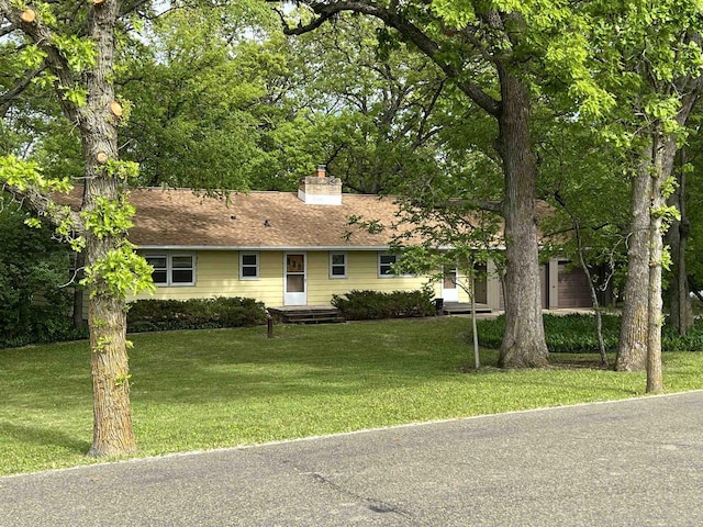 5532 Ridge Rd, Marshall, WI 53559 - ranch-style home featuring a chimney and a front yard