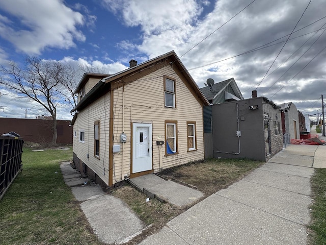 1517 12th St, Racine, WI 53403 - view of front of home featuring a front lawn and fence