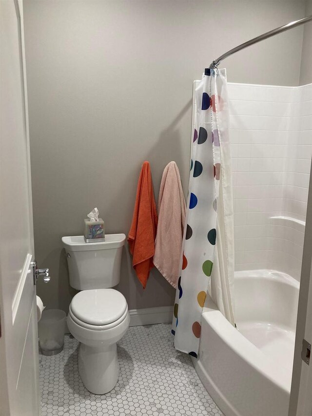 4922 Saint Annes Dr, Waunakee, WI 53597 - full bath featuring toilet, baseboards, tile patterned flooring, and shower / bath combo with shower curtain